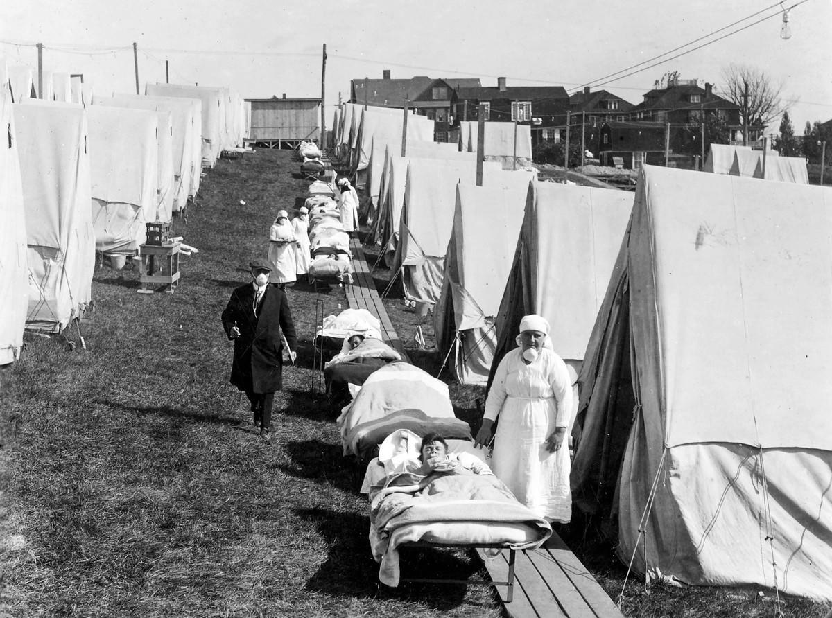 Open air hospital photograph treating 1918 influenza patients in sunshine and fresh air